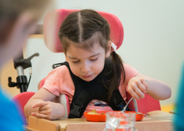 Kind beim Essen in der Inklusionskita RAPSI