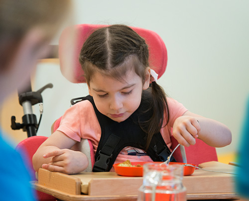 Kind beim Essen in der Inklusionskita RAPSI