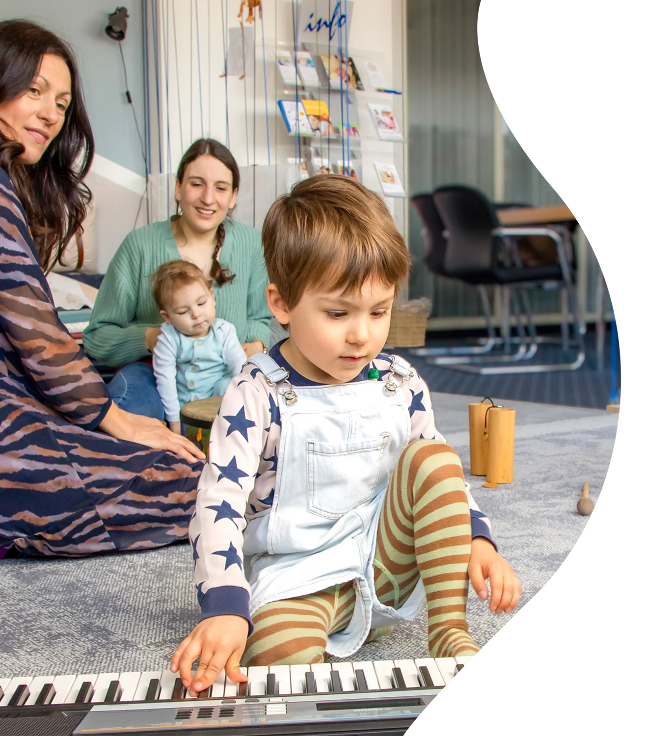 Stiftung Kinderlotse Projekt Musiktherapie (Klangoase): Kind am Keyboard