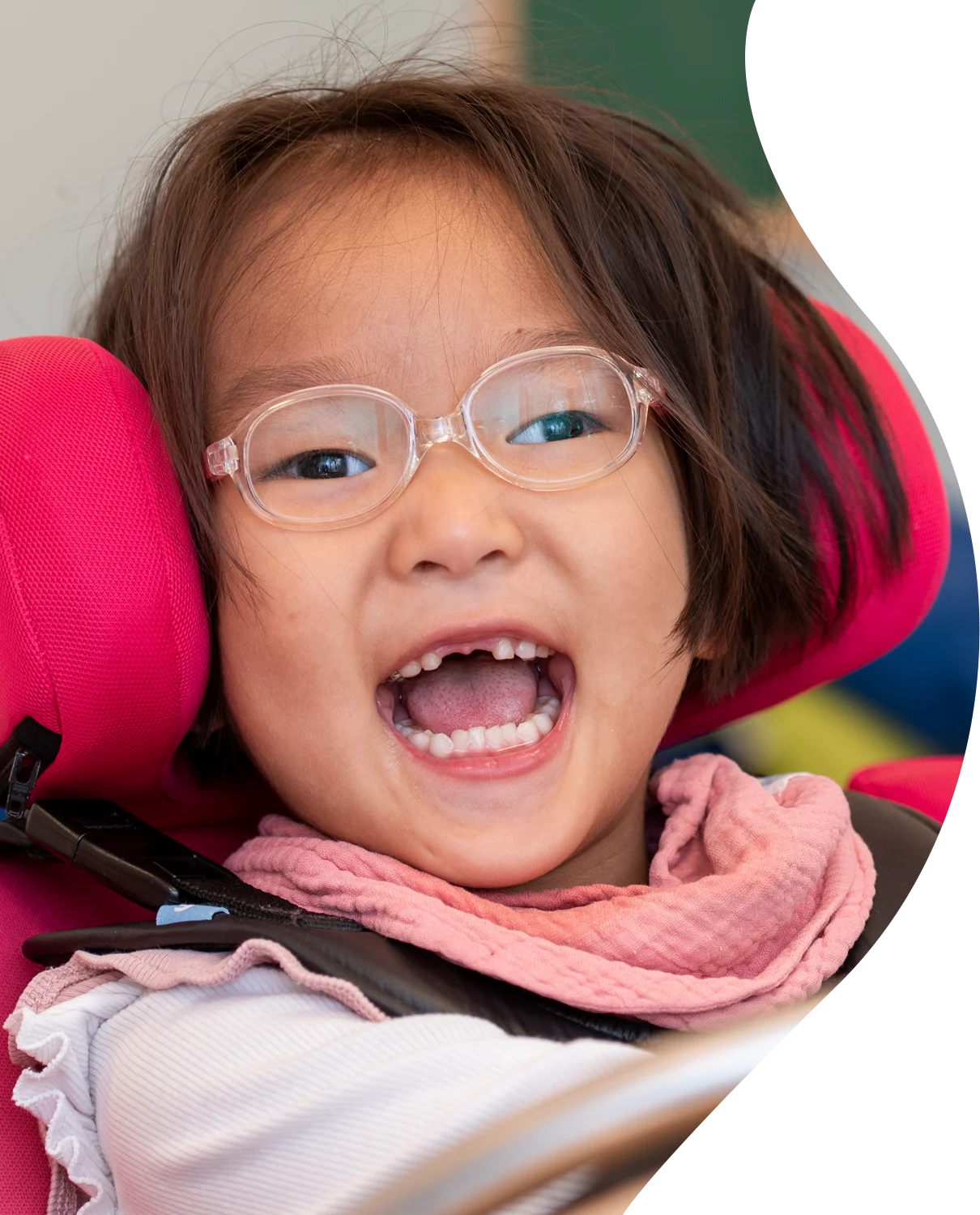 Foto lachendes Mädchen bei Theaterprojekt (Stiftung Kinderlotse)